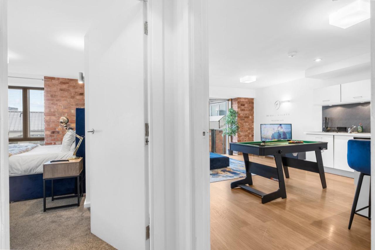 Snooker Table Apartment With 4 Beds And Free Parking Coventry Bagian luar foto