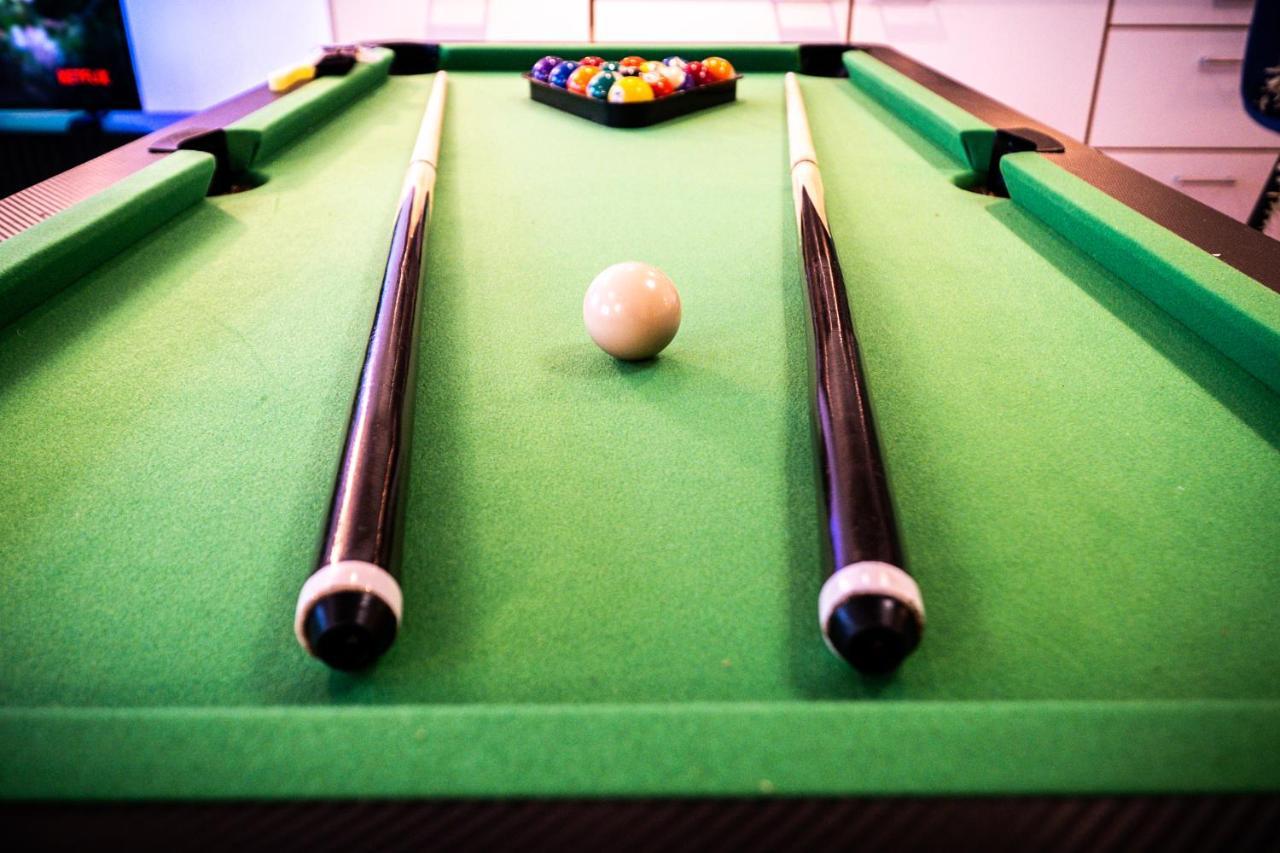 Snooker Table Apartment With 4 Beds And Free Parking Coventry Bagian luar foto