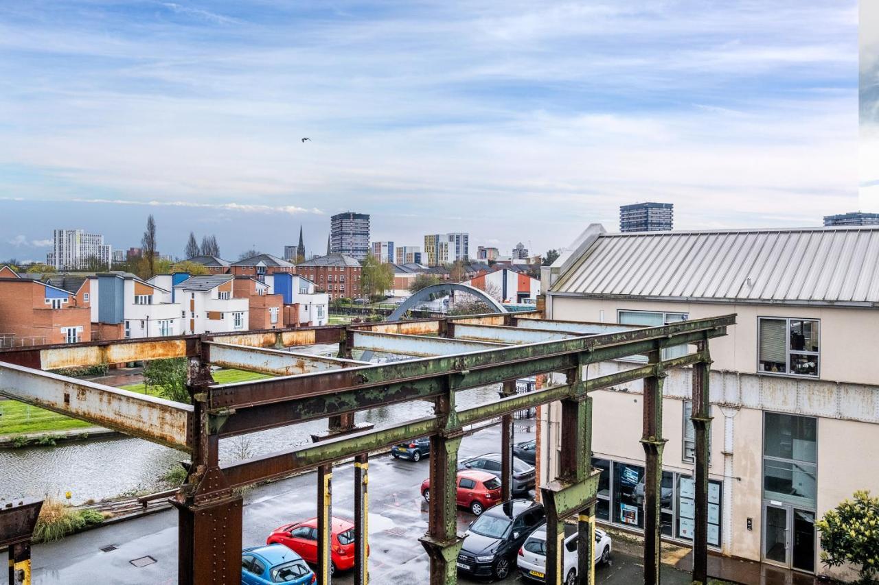 Snooker Table Apartment With 4 Beds And Free Parking Coventry Bagian luar foto
