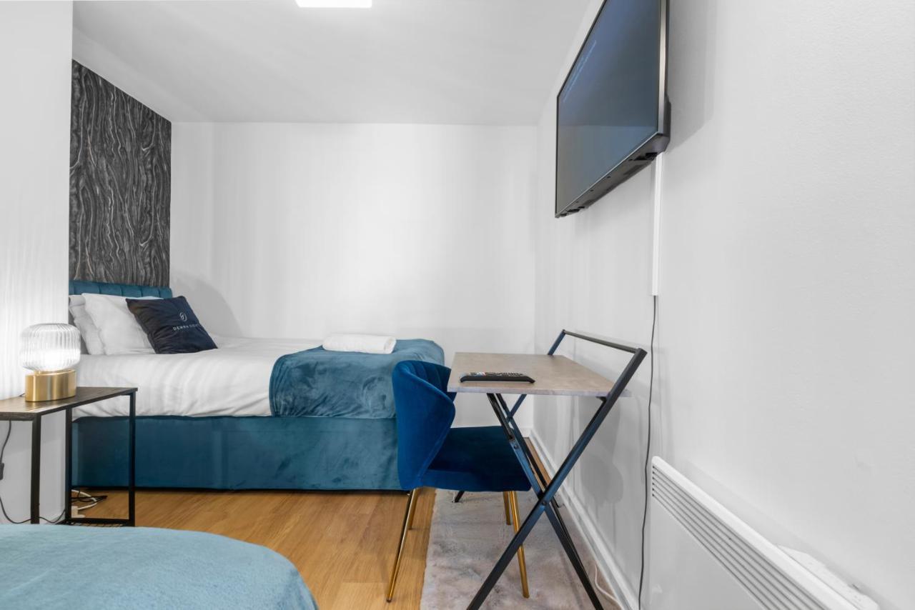 Snooker Table Apartment With 4 Beds And Free Parking Coventry Bagian luar foto
