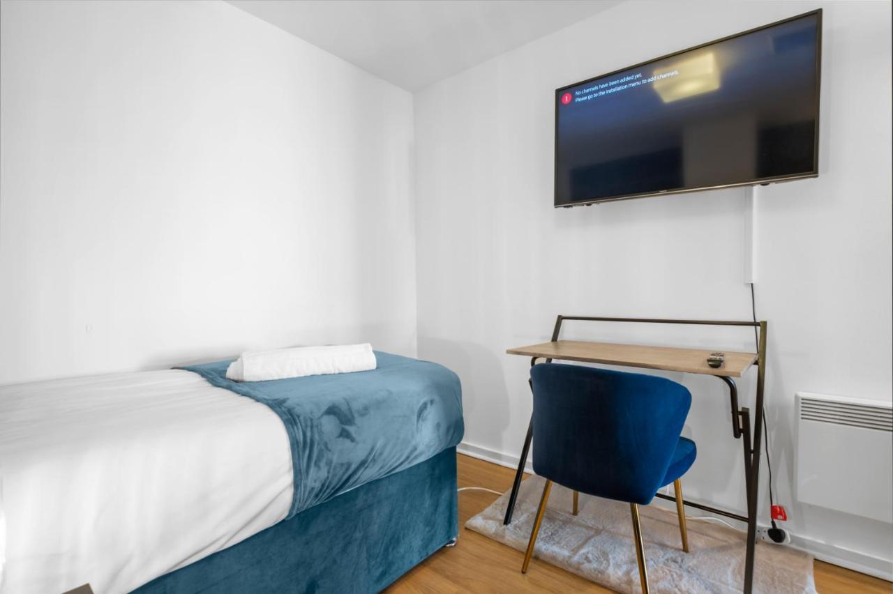 Snooker Table Apartment With 4 Beds And Free Parking Coventry Bagian luar foto